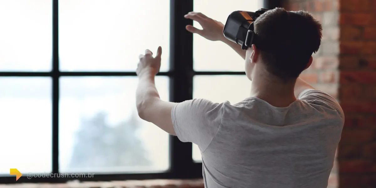 Homem usando óculos de realidade virtual para relaxamento e reabilitação cognitiva