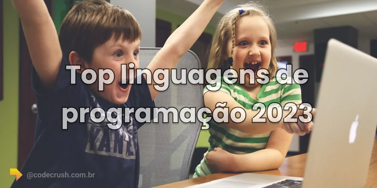 Crianças felizes diante de um notebook com Python no topo do ranking de linguagens de programação